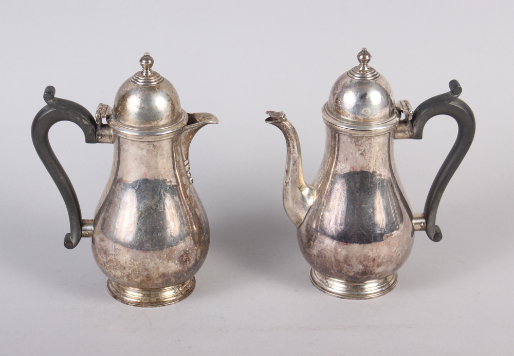 An Elkington & Co silver coffee pot with ebonised handle and a matching hot water pot, 25.3oz troy - Image 2 of 6