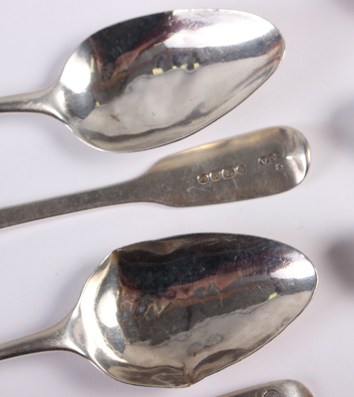 A set of six Edwardian Hanoverian pattern silver coffee spoons, Sheffield 1908, W S Savage, a pair - Image 3 of 4