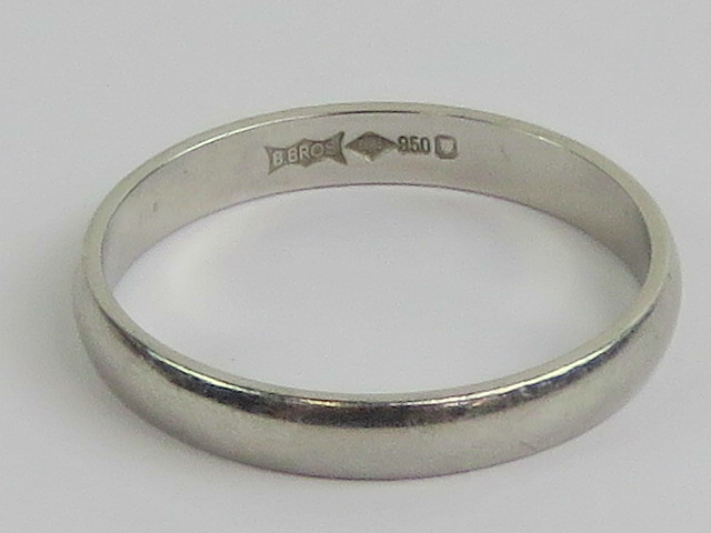 A platinum band having London 950 hallmark upon, size O, 3.