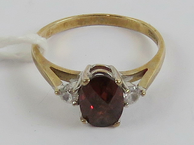 A 9ct gold red and white stone ring, hallmarked 375, size O, 2.2g.