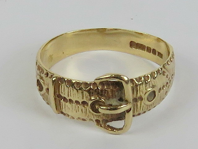 A 9ct gold 'belt buckle' ring, hallmarked 375, size K-L, 1.9g.