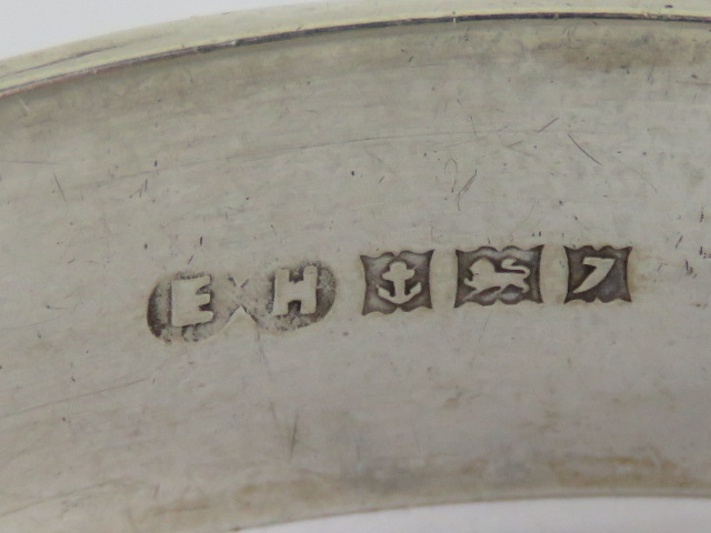A HM silver hinged bangle having floral engraving to front, hallmarked for Birmingham, - Image 2 of 2