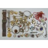 A quantity of assorted costume jewellery