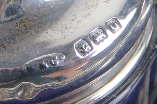 A HM silver dressing table set in presentation leatherette box, includes rouge pot, nail buffer, - Image 2 of 2