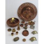 A quantity of assorted miniature brass and copperware together with a huntsman embossed roundel