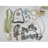 A quantity of assorted costume jewellery