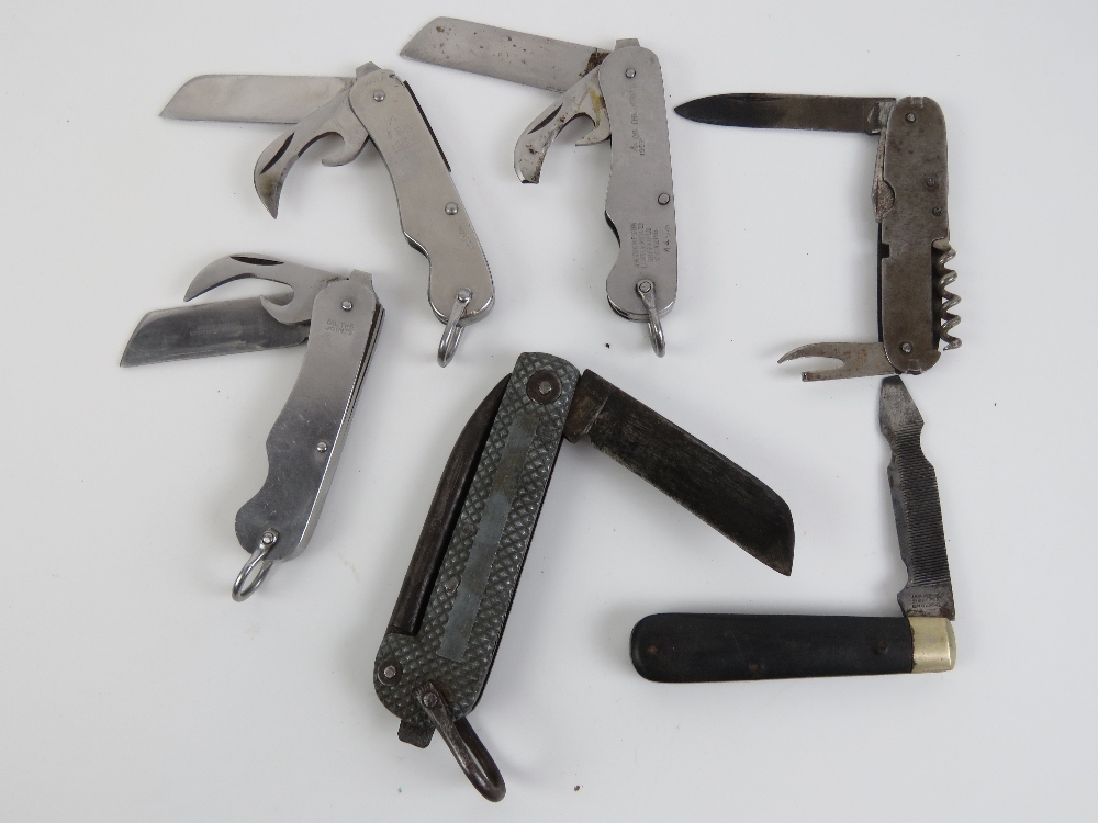 A quantity of eight assorted vintage WWII folding knives.