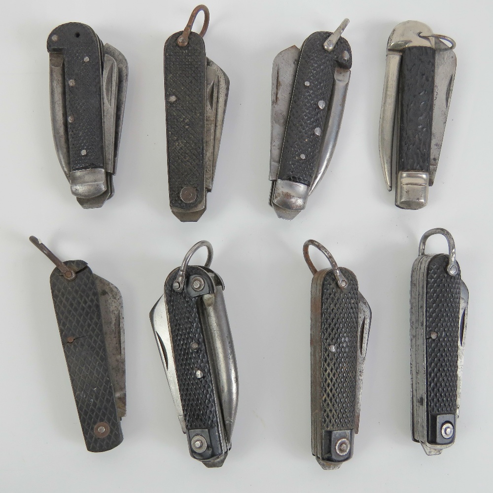 A quantity of eight assorted vintage WWII folding knives. - Image 2 of 5