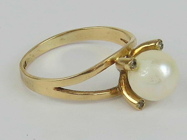 A 9ct gold and pearl ring, having four claw setting each having white stone inset, size K-L, 2.2g. - Image 3 of 3