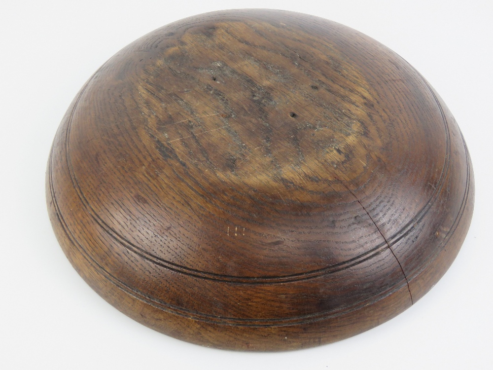 A 19th century Oak pole-lathe turned bowl, 13 1/2" (34.3 cm) diameter. - Bild 2 aus 2
