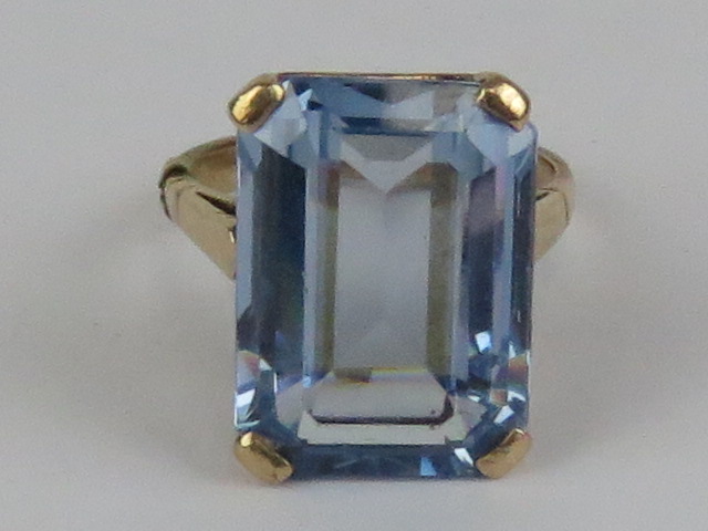 A large and impressive aquamarine cocktail ring in 9ct gold setting,