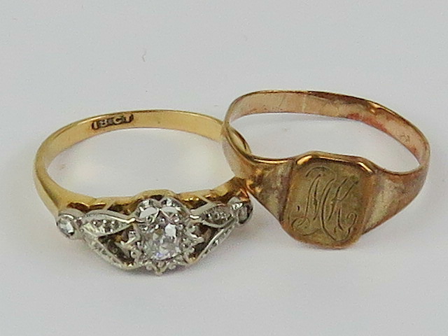An 18ct gold solitaire diamond ring, approx 0.