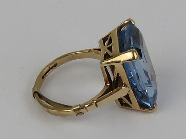 A large and impressive aquamarine cocktail ring in 9ct gold setting, - Image 2 of 2