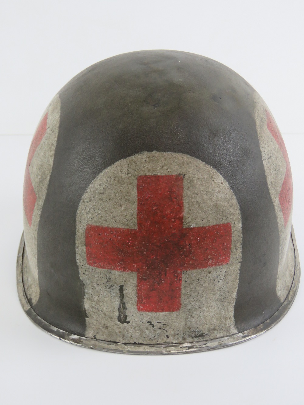 A late WWII US medical helmet. - Image 3 of 7