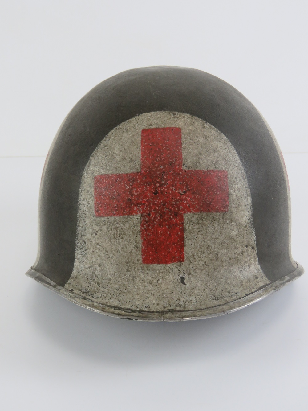 A late WWII US medical helmet. - Image 2 of 7