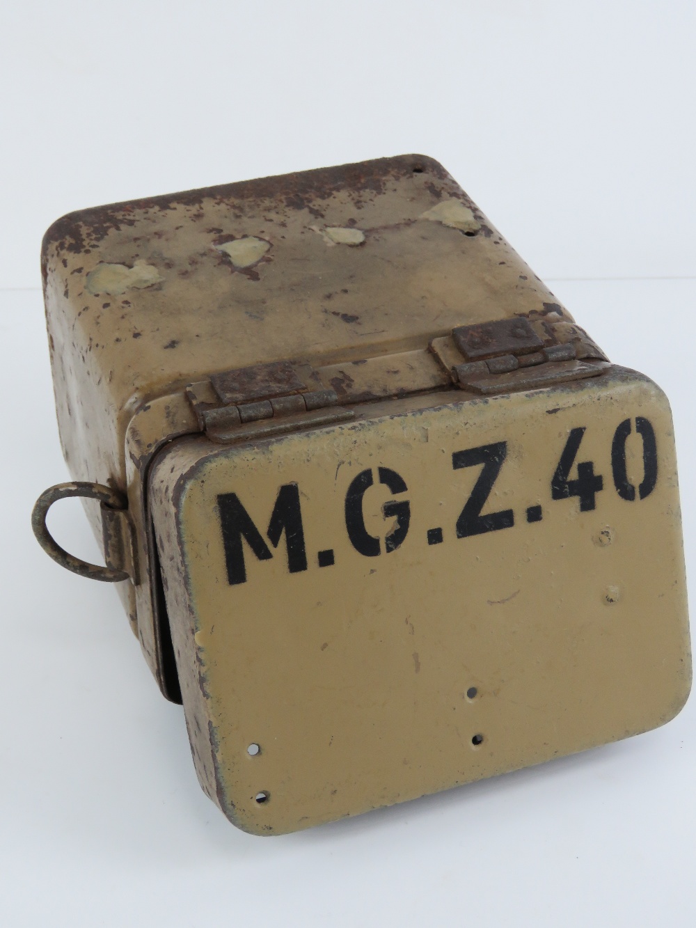 A WWII MG34/42 Lafette scope transit tin, Afrika Korp colours with stencilling upon. - Image 4 of 4