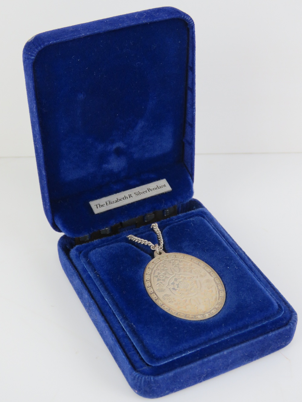 A Silver Franklin Mint commemorative pendant 'The Elizabeth R Silver Pendant', - Image 6 of 6