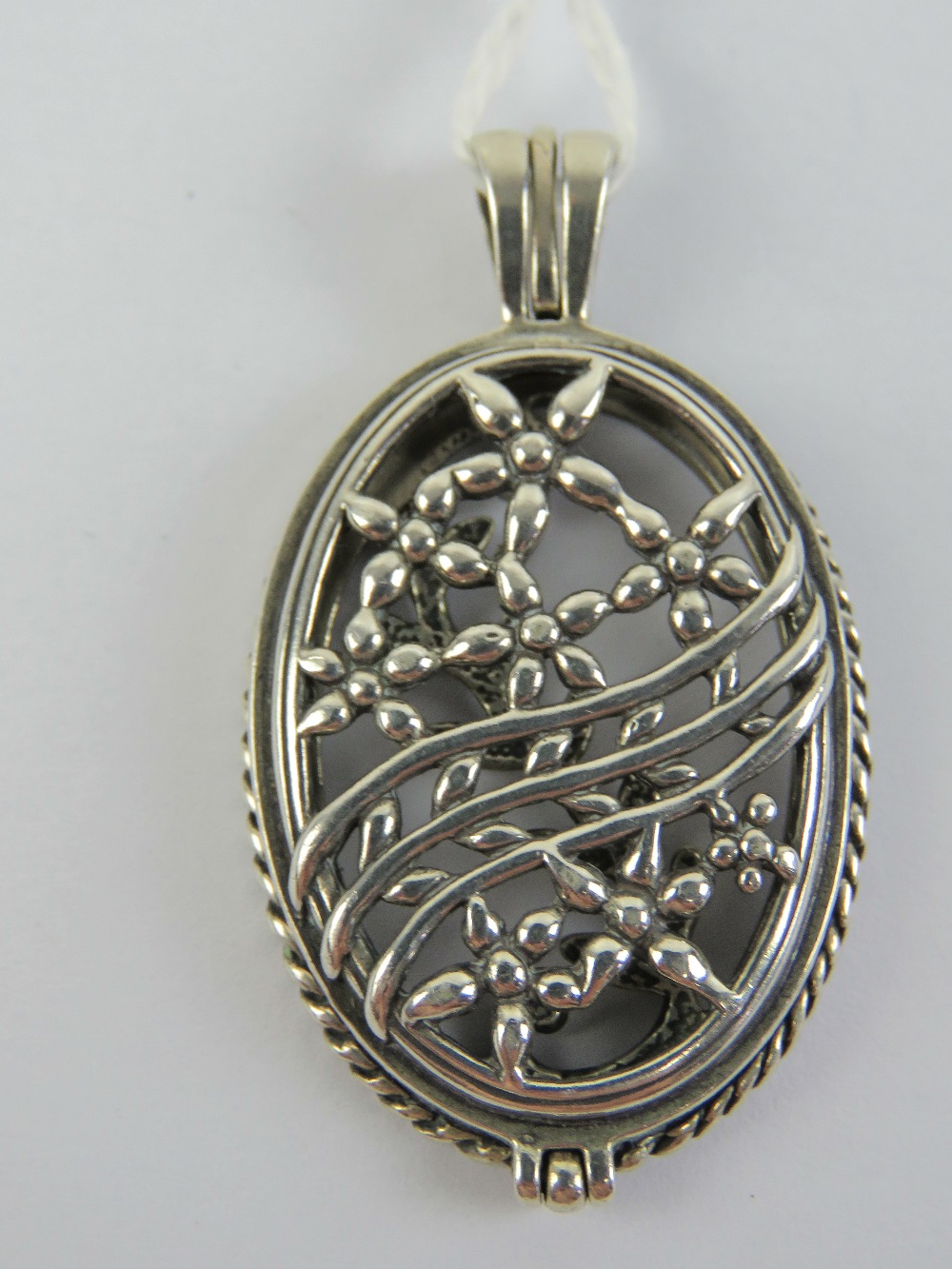 A HM silver 'open locket' having pierced floral panels to front and back, opening at bale, 4.