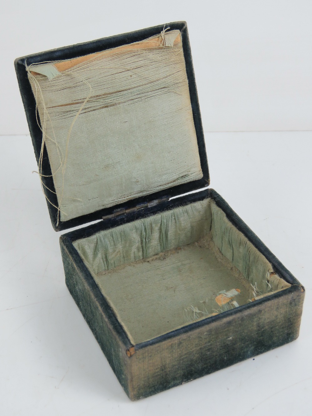 A vintage jewellery box having HM silver lid with portrait to centre, silk lined compartment (a/f), - Image 5 of 5