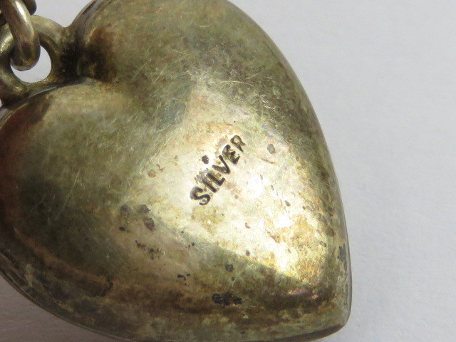 A silver heart shaped pendant on fine white metal chain, - Image 4 of 4