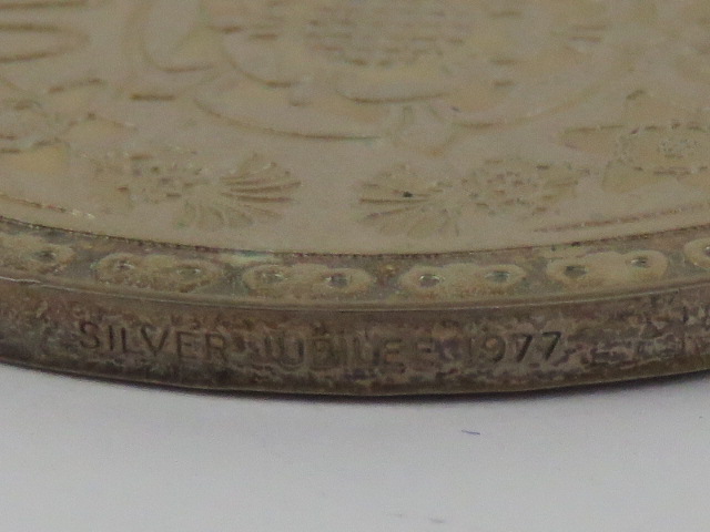 A Silver Franklin Mint commemorative pendant 'The Elizabeth R Silver Pendant', - Image 3 of 6