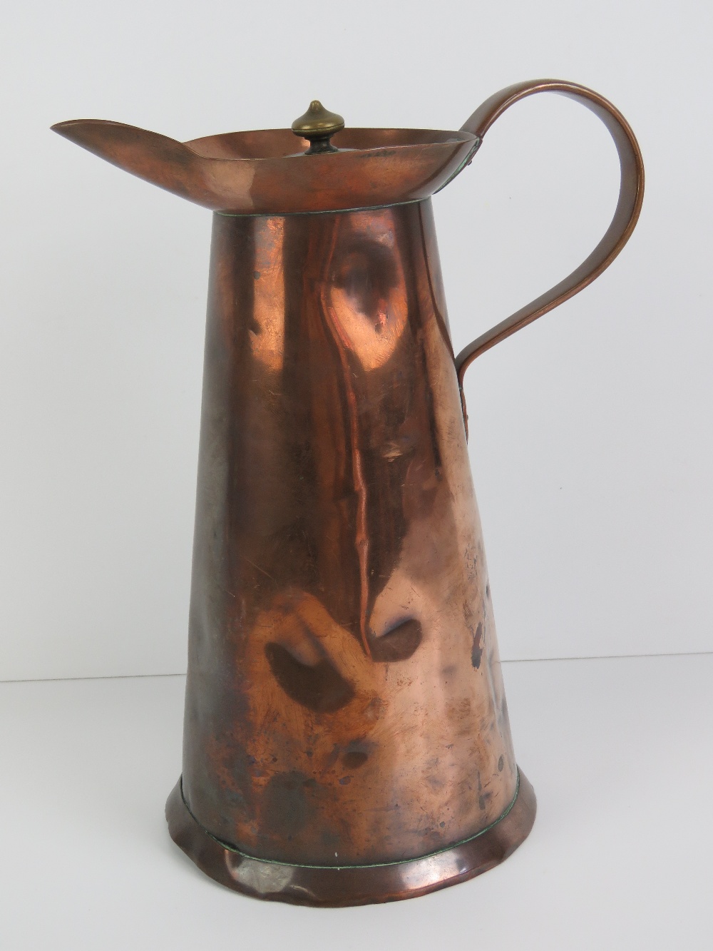 Art Nouveau: a hand made late 19th century hinge lidded copper hot water jug with riveted handle - Image 2 of 3