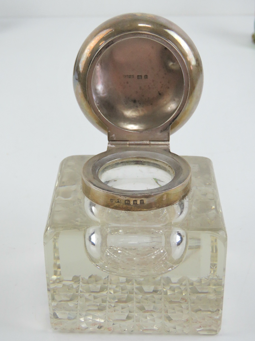 A HM silver and cut glass inkwell, 8cm sq, hallmarked London 1930. - Image 3 of 3