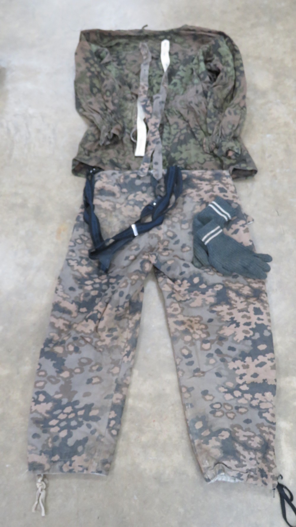 A reproduction WWII German SS camouflage jacket with camouflage Y straps, gloves and trousers. - Image 4 of 4