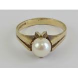 A 9ct gold and pearl ring, size K-L, 2.6g.