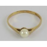 A 9ct gold single pearl ring, hallmarked 375, size N, 1g.