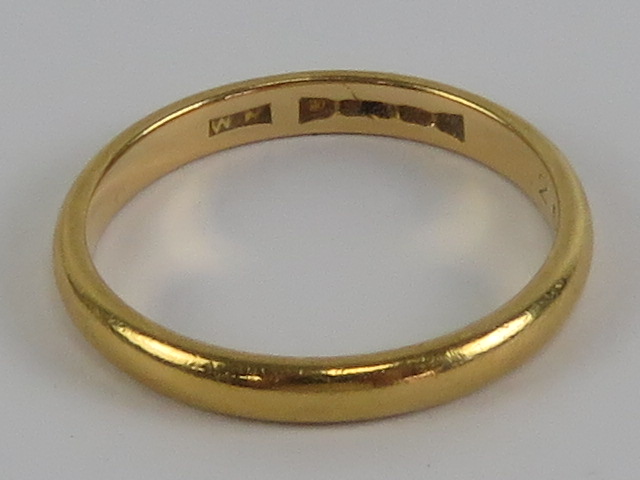 A 22ct hallmarked gold ring, size L, 2.6g.