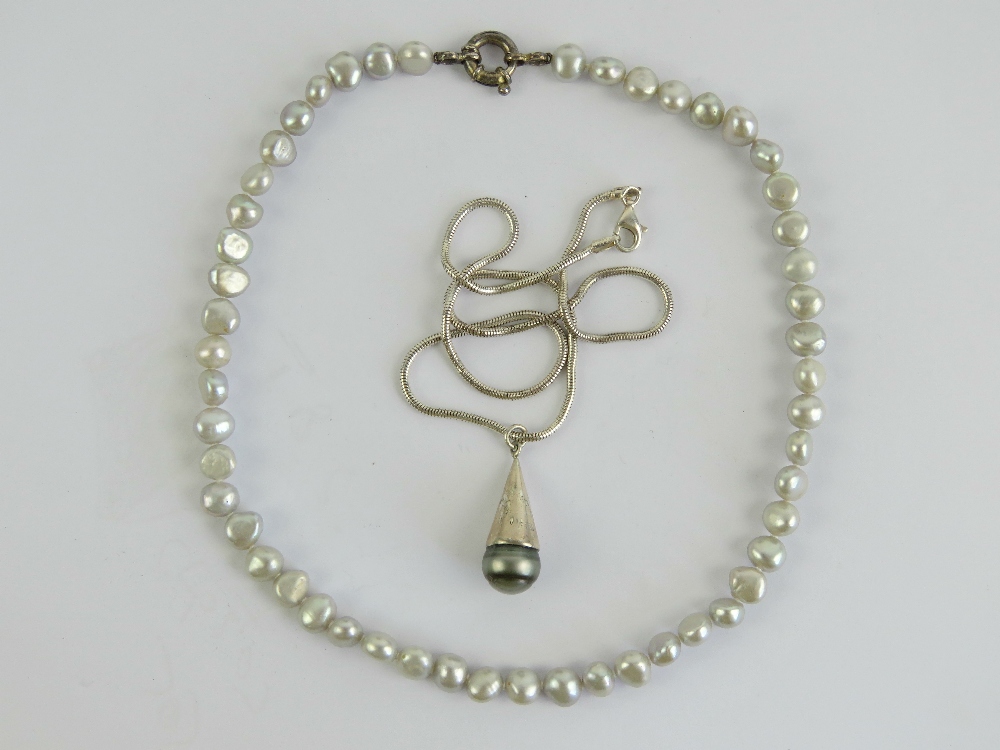 A grey pearl pendant on 925 silver chain together with a grey pearl necklace having 925 silver - Image 2 of 3