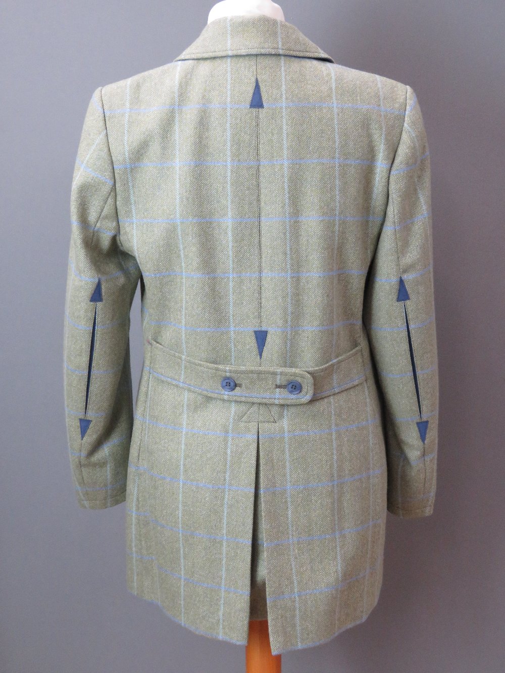 100% wool ladies tweed coat made by Chrysalis Country Clothes Northamptonshire with label for - Image 2 of 6