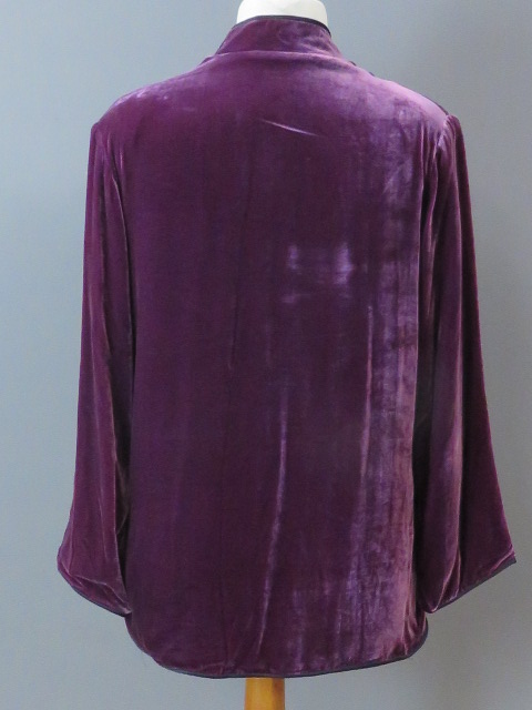 Ladies purple velvet jacket size L having mandarin collar with tie fastenings and two pockets. - Image 3 of 4