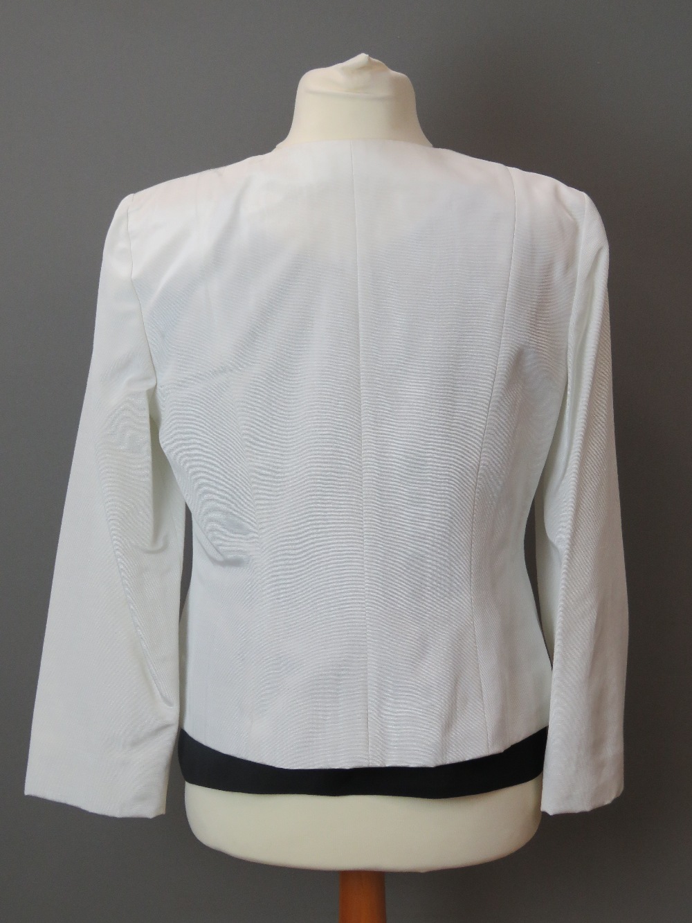 Frank Usher; 50% cotton ladies white jacket, UK size 14. - Image 2 of 7