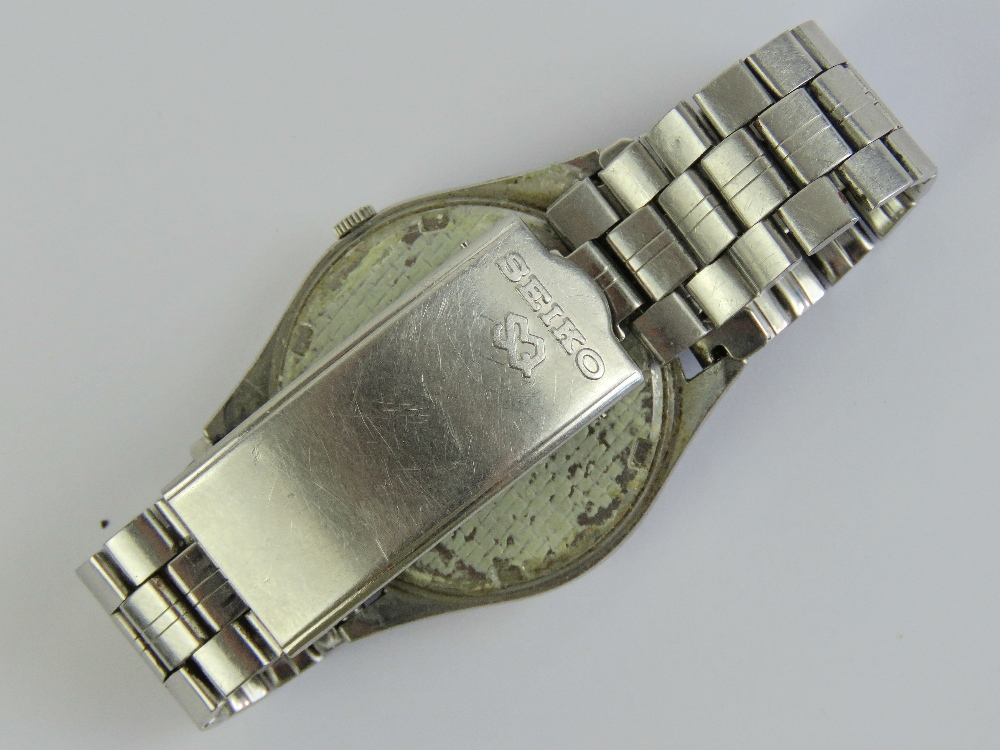 A Seiko wristwatch having grey dial, date aperture, marked Japan 6922-700L R, stainless steel back. - Image 2 of 3