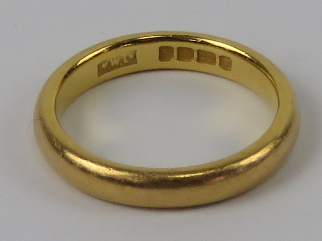 A 22ct gold D shaped band, hallmarked London, size M, 5.6g.