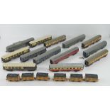 A quantity of Triang Hornby model railway passenger carriages and baggage cars inc Transcontinental