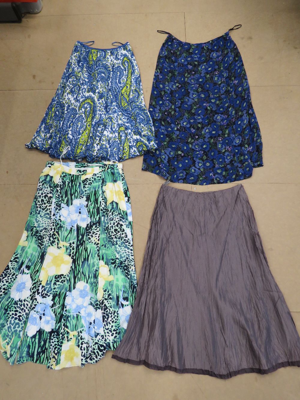 A quantity of assorted ladies three quarter length skirts, various makes, approx sizes UK 14/16. - Image 3 of 5