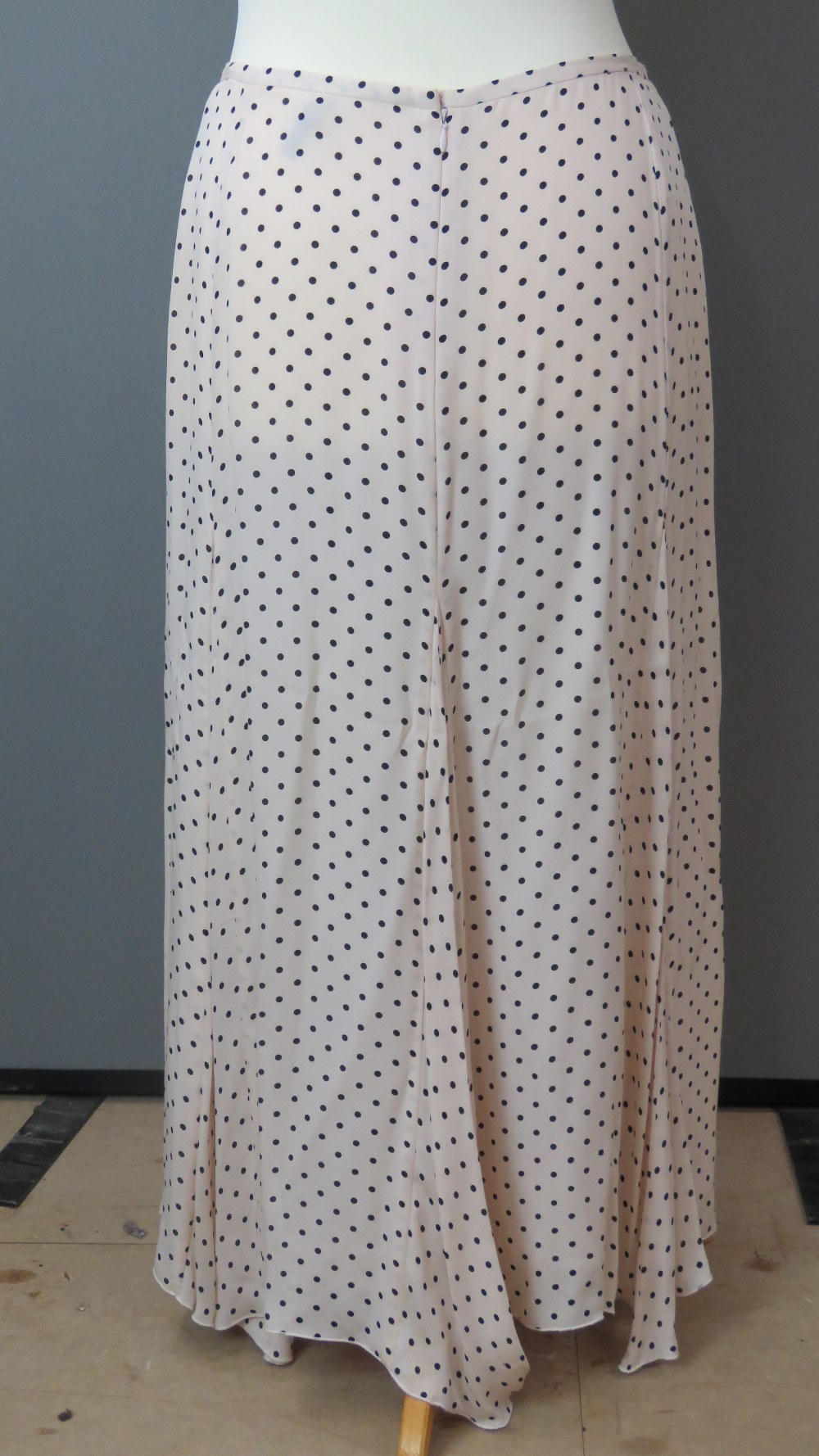 Jaeger; 100% silk peach and black poker dot skirt, Uk size 14. - Image 2 of 4