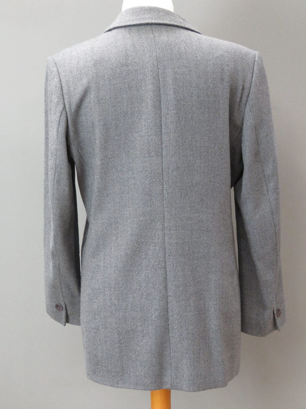 A ladies wool and cashmere grey tweed jacket, UK size 16, - Image 2 of 4