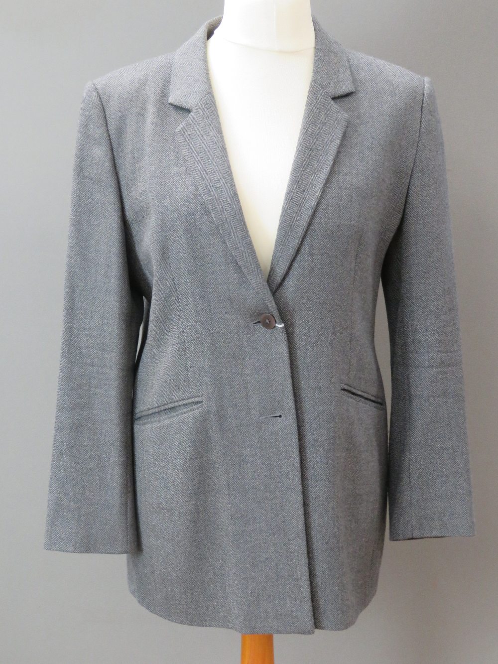 A ladies wool and cashmere grey tweed jacket, UK size 16,