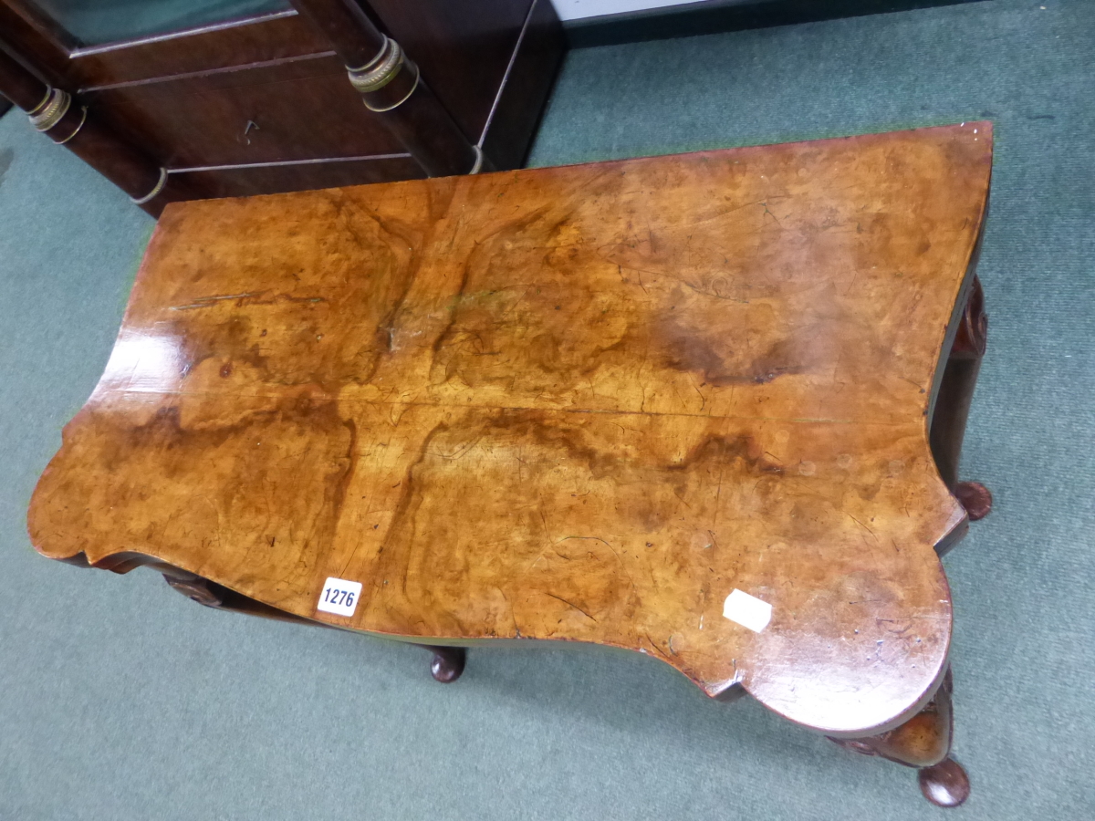 A GEORGIAN STYLE WALNUT FOLD OVER TEA TABLE WITH SHAPED TOP, SMALL FRIEZE DRAWER ON LONG SLENDER - Image 12 of 16