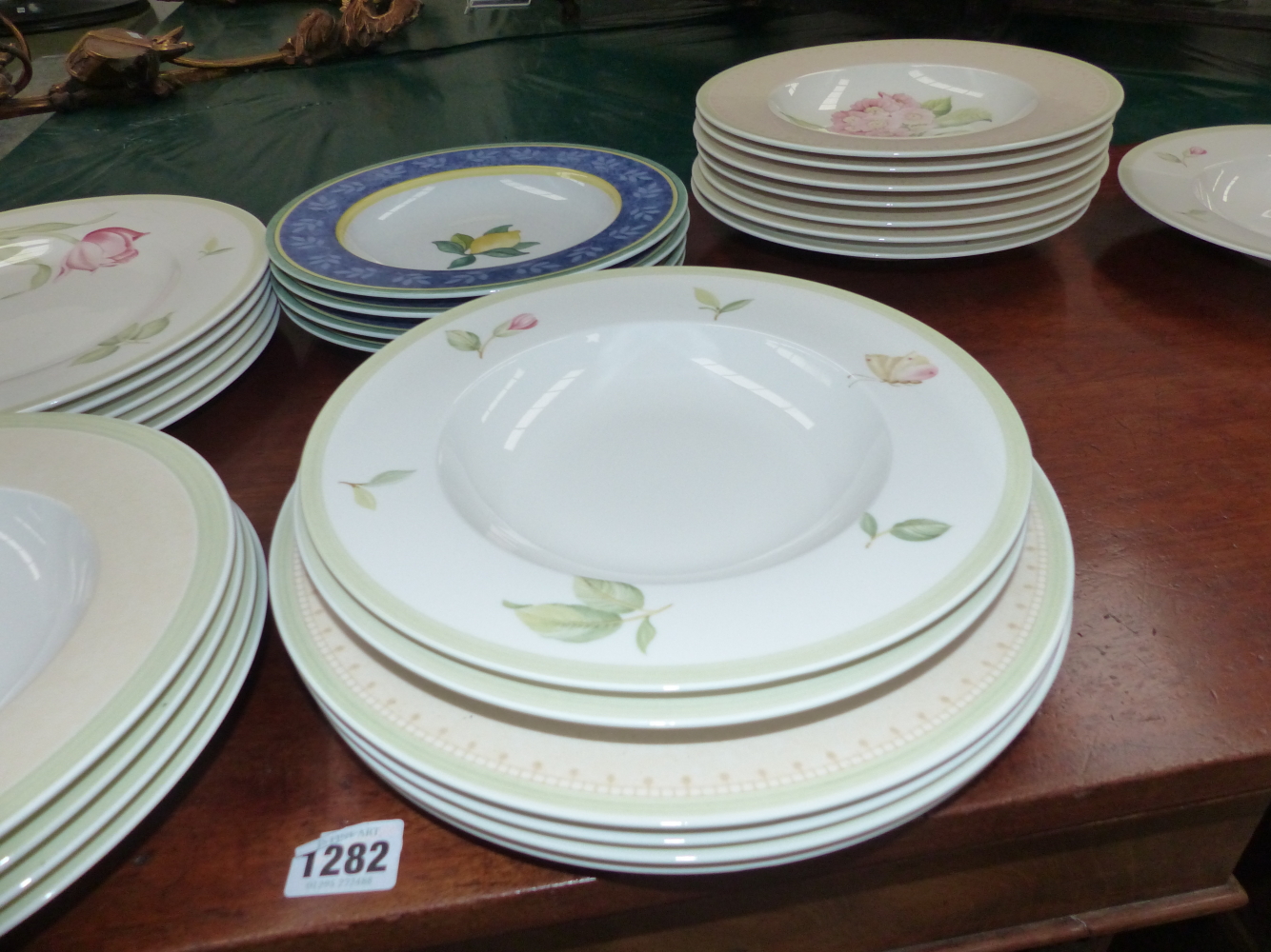 A VILLEROY AND BOCH FLOREA PATTERN PART DINNER SERVICE WITH GREEN RIM BANDS ENCLOSING FLOWER - Image 6 of 12