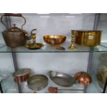 A VICTORIAN COPPER KETTLE, A BRASS CHAMBERSTICK AND OTHER METALWARES. (QTY)