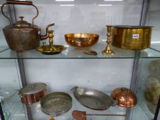 A VICTORIAN COPPER KETTLE, A BRASS CHAMBERSTICK AND OTHER METALWARES. (QTY)