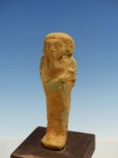 AN EGYPTIAN USHABTI OF A PHAROAH, 300BS. H.7cms.