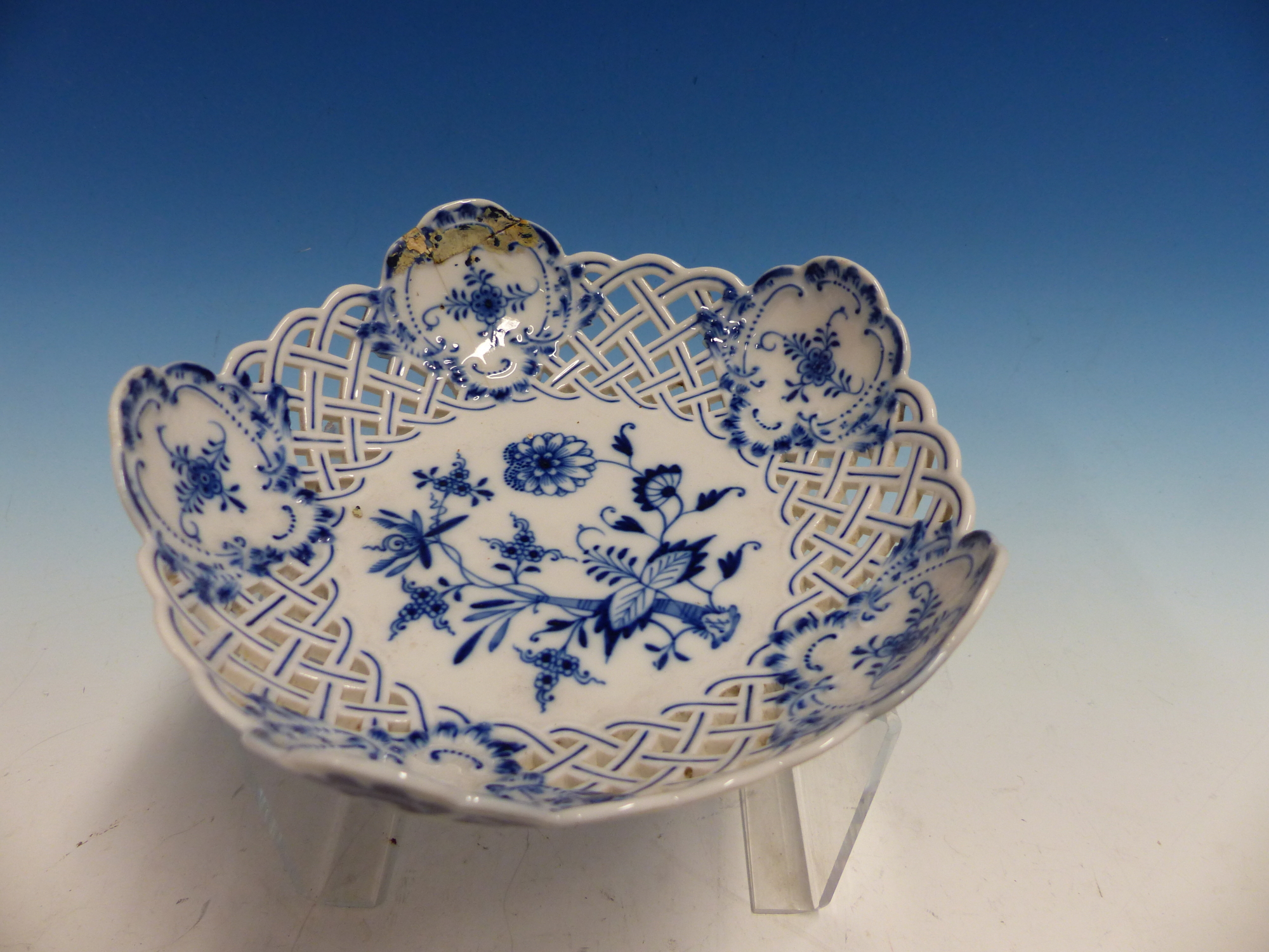 A MEISSEN ONION PATTERN PART DESSERT SERVICE, COMPRISING SEVEN PLATES AND TWO PAIRS OF BOWLS, THE - Image 8 of 9