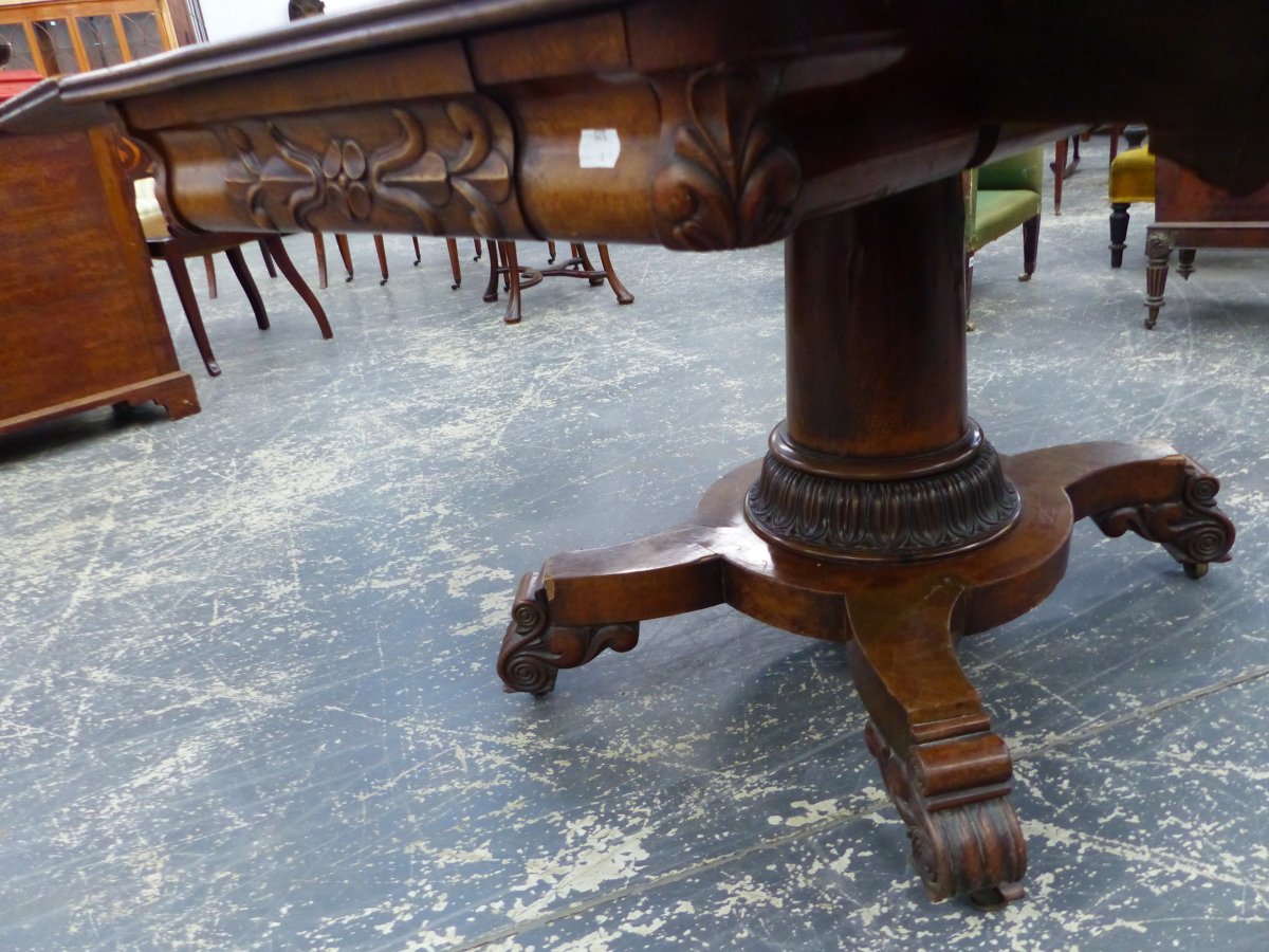 AN EARLY VICTORIAN CARVED MAHOGANY DROP LEAF LIBRARY TABLE WITH TAPERED PEDESTAL AND SCROLL FEET. - Image 5 of 6