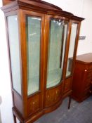 AN EDWARDIAN MAHOGANY AND INLAID DISPLAY CABINET STANDING ON SQUARE TAPERED LEGS WITH SPADE FEET.